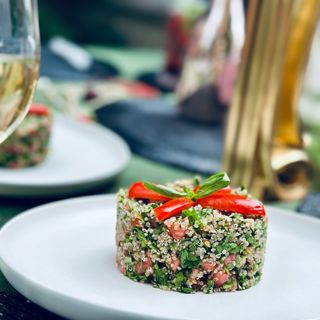 Салата Табуле с киноа, белени домати, магданоз