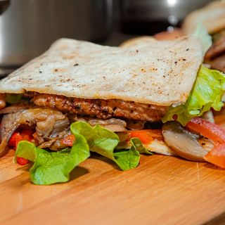  Piadina con carne, verdura e salsa a scelta