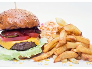 Meniu Cheesy beef burger cu cartofi prajiti inclusi