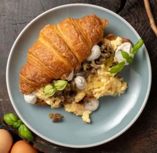 Croissant de Cogumelos e Ovos Mexidos