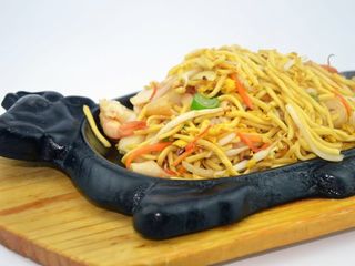 Spaghetti saltati alla piastra con verdure