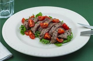 Телешка талиата с рукола и чери домати