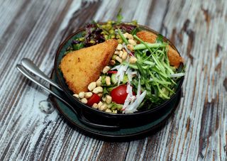 გამომცხვარი სულგუნის სალათი 