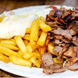 Ración De Patatas Fritas Con Carne De Ternera