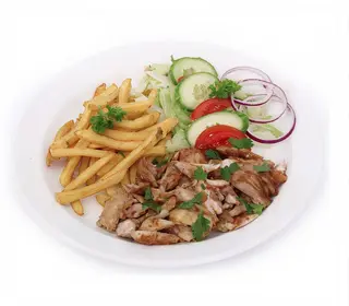 Plato kebab de carne con patatas, ensalada y lata
