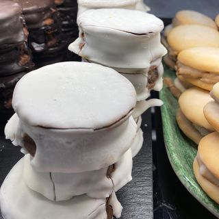 Alfajor artesanal bañado en chocolate blanco