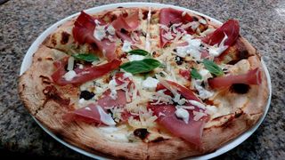 Pizza Quattro Formaggi, Prosciutto Crudo si Truffle Cream