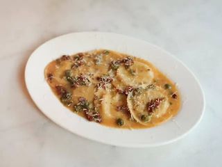 Равіолі з кроликом, оливками та в'яленими томатами