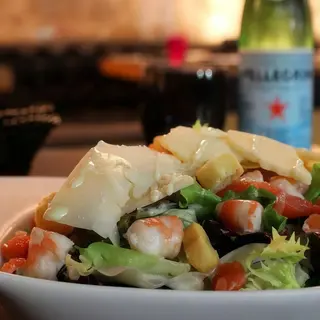 Ensalada César de salmón ahumado y langostinos
