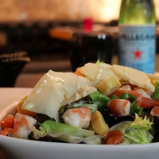 Ensalada César de salmón ahumado y langostinos