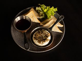 Запечений Камамбер з тостами та Журавлиним соусом (120/80г)