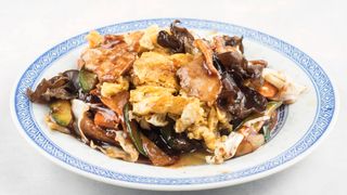 35. Svinjetina sa jajima i crnim pečurkama