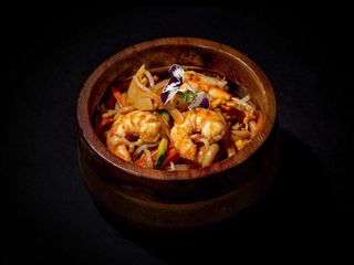 Yaki udon saltati con gamberetti e verdure