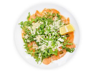 Карпачо з лосося з руколою, каперсами та пармезаном (200/40g)