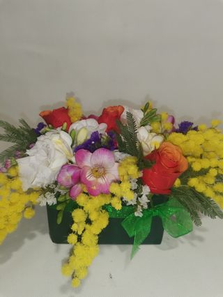 Sushi taglia S di fiori misti con mimose