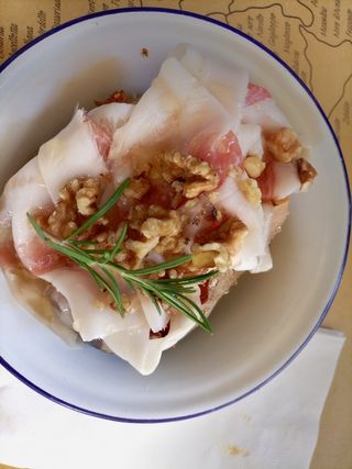 Pinsa lardo, miele e noci