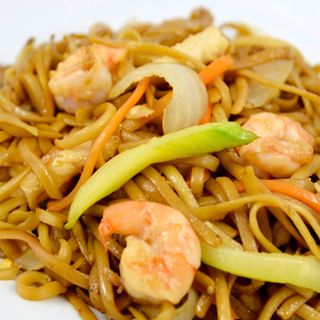 Tallarines fritos con tres delicias