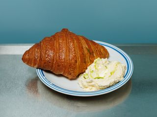 Świeżo upieczony croissant  z bitym masłem (120g)