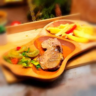 Ceafa de porc la gratar, cartofi la cuptor, salata de varza