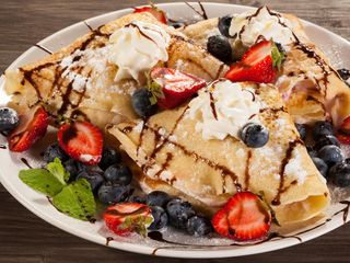 Naleśniki z serem i owocami