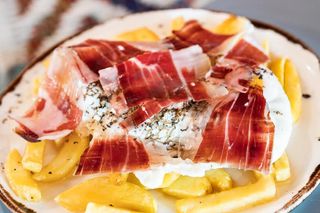 RACIÓN DE HUEVOS ESTRELLADOS CON JAMÓN IBÉRICO Y TRUFA