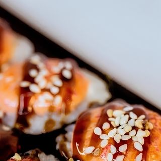 Запеченный ролл с лососем