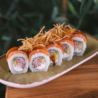 Rolat od tartufa sa norveškim lososom, avokadom,hrskavim Pie krompirom