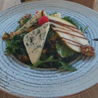 Salata cu Pere si Gorgonzola