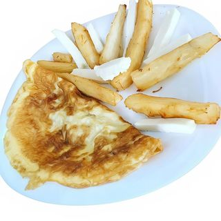 yuca frita con queso y tortilla