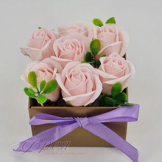 Кутия със 7 броя сапунени рози в светло розов цвят