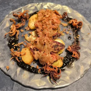 Txipirones Con Cebolla En 2 Texturas Sobre Parmentier De Patata Dulce Y Alioli Trufado