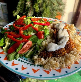 Chiftelute din legume cu cous cous si salata