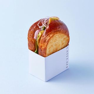 Сэндвич с курицей и соусом песто