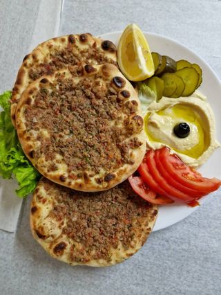  Лахмаджун с салати и хумус