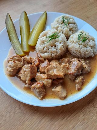 Kasza z gulaszem , ogórek kiszony