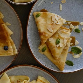 Млинці з солоною карамеллю і мигдалем