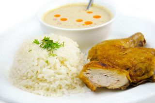 შემწვარი ქათამი ბრინჯთან და ბაჟესთან ერთად