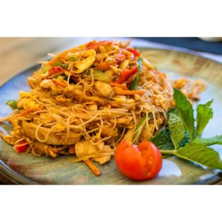 Verduras, pollo y fideos Singapur