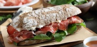 Saltimbocca con speck, mozzarella, rucola e pomodorini