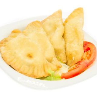 Sanboussik fromage (2 pièces) فطائر بي 6 أنواع من ألجبن