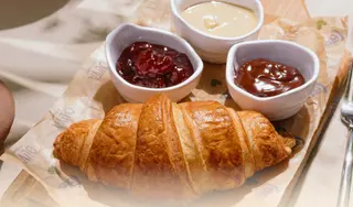 Croissant proaspăt copt cu topping la alegere