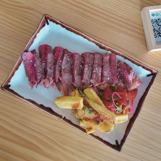 Lomo Bajo De Ternera (300gr) con Patatas Fritas y Pimiento Rojo Asado