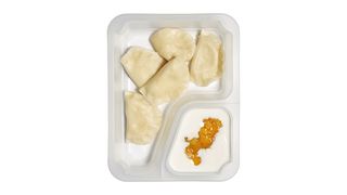 Pierogi z serem na słodko z jogurtem i konfiturą brzoskwiniową