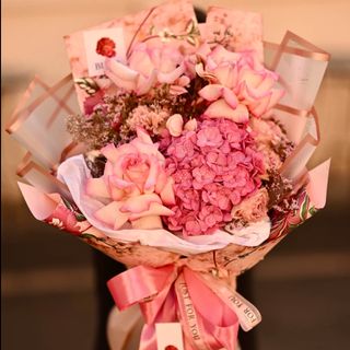 Buchet de flori cu hortensie roz, trandafiri mari si pupici dulci