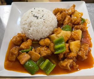 pollo Agridulce con pina Sobre Arroz