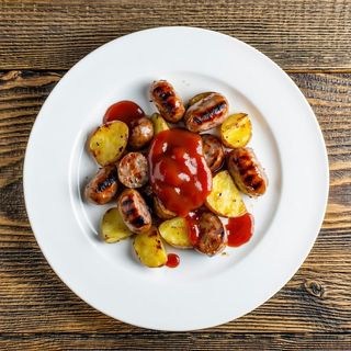 Patate con würstel e ketchup