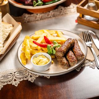 Mici cu cartofi prăjiți