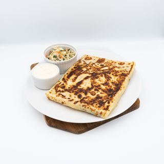 Naleśnik z pieczonym łososiem i cukinią