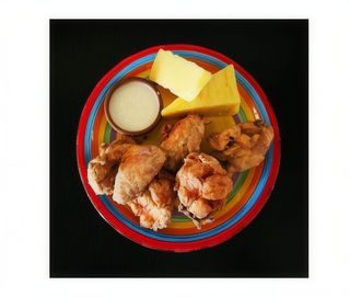 Juma de pui tăiat la bardă și sfârâit la ceaun cu mămăliguță și mujdei