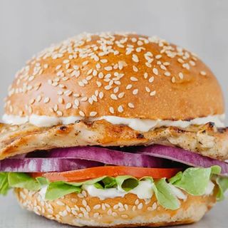 Menú hamburguesa de filete de pollo a la plancha 